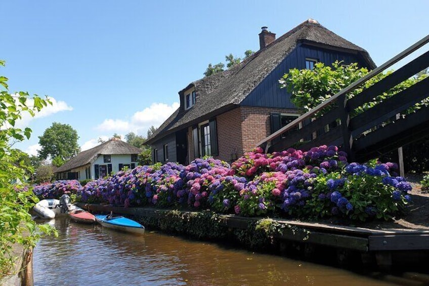 Giethoorn and Zaanse Schans Small-Group Day Tour With Boat Trip