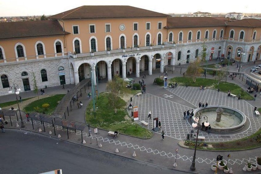 The fountain outside Pisa Central Station, the meeting point