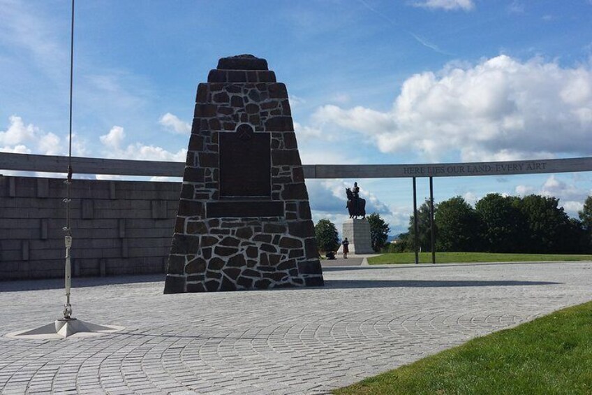 Cairn with Bruce Statue