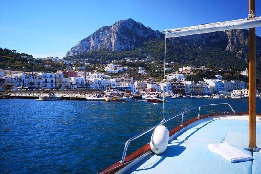 Private boat tour around Capri with Classy Gozzo