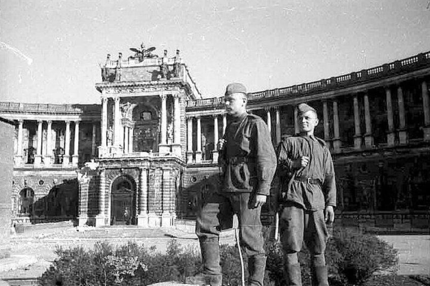 Historical Hitler Walking Tour of Vienna