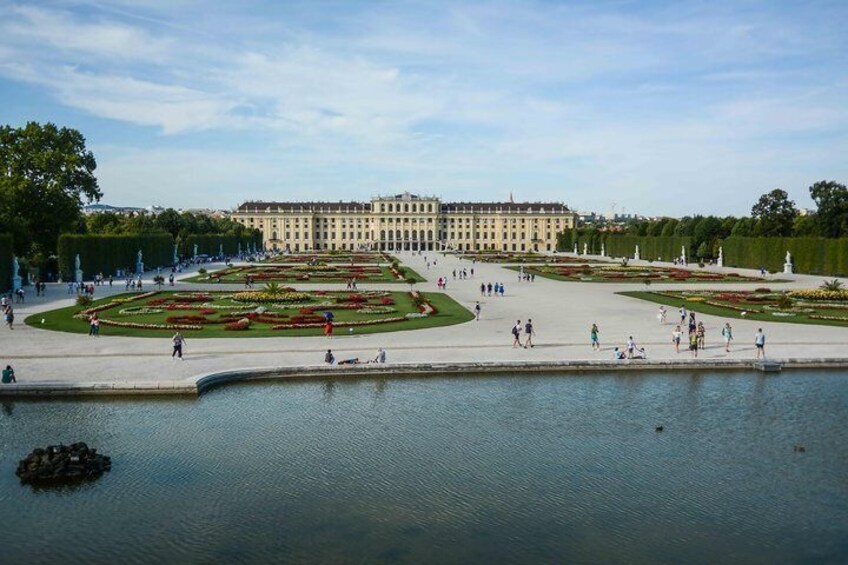 Skip the Line: Schonbrunn Palace Guided Tour in Vienna