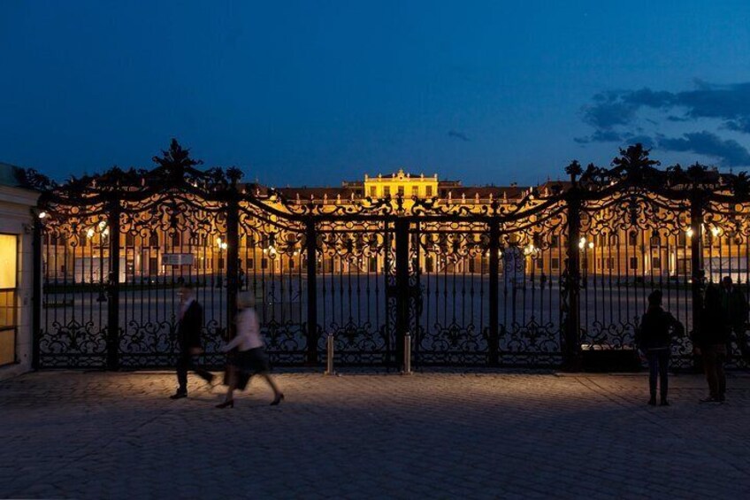 Skip the Line: Schonbrunn Palace Guided Tour in Vienna