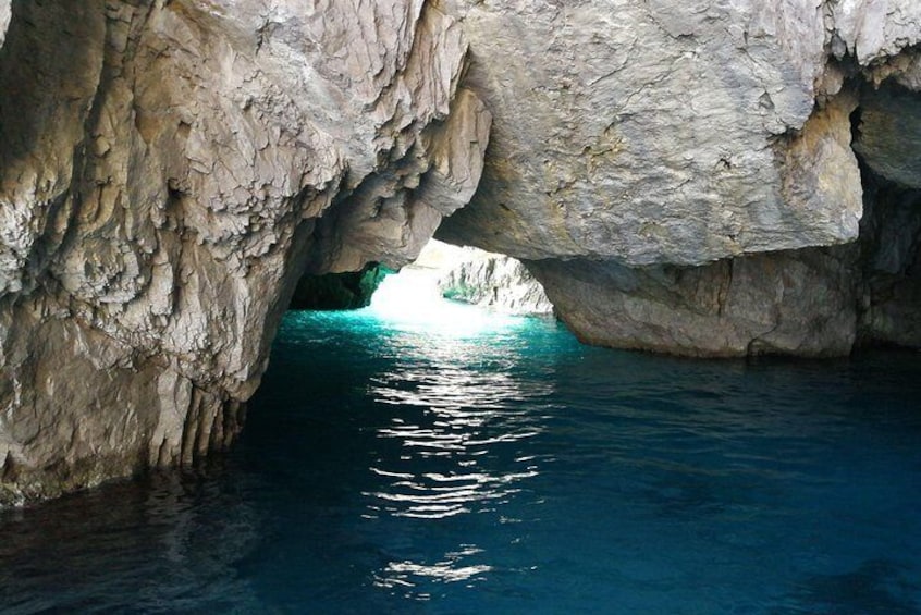 Discovery Capri island by boat