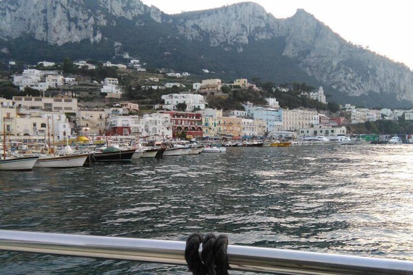 Discovery Capri island by boat