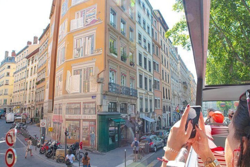 Discover the famous painting walls of Lyon.