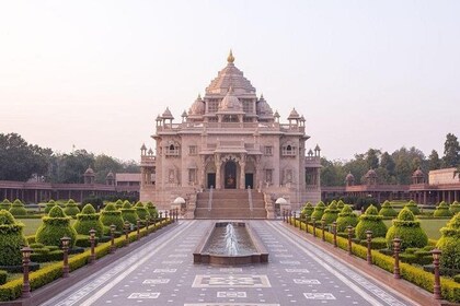 Explore Ahmedabad Spiritual Sites - A Private Tour with Akshardham Temple