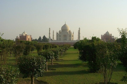 2 day trip to Agra from Hyderabad with air tickets