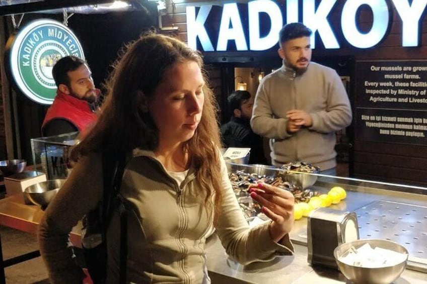 Istanbul: Evening food tour in Kadikoy