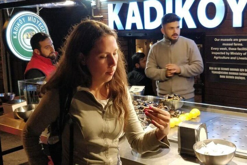 Istanbul: Evening food tour in Kadikoy