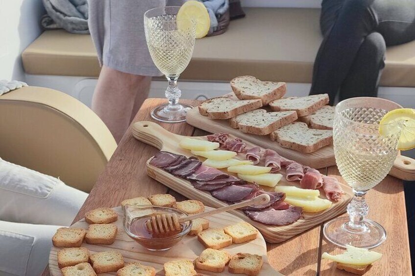 Some snacks are served during the boat trip in douro valley