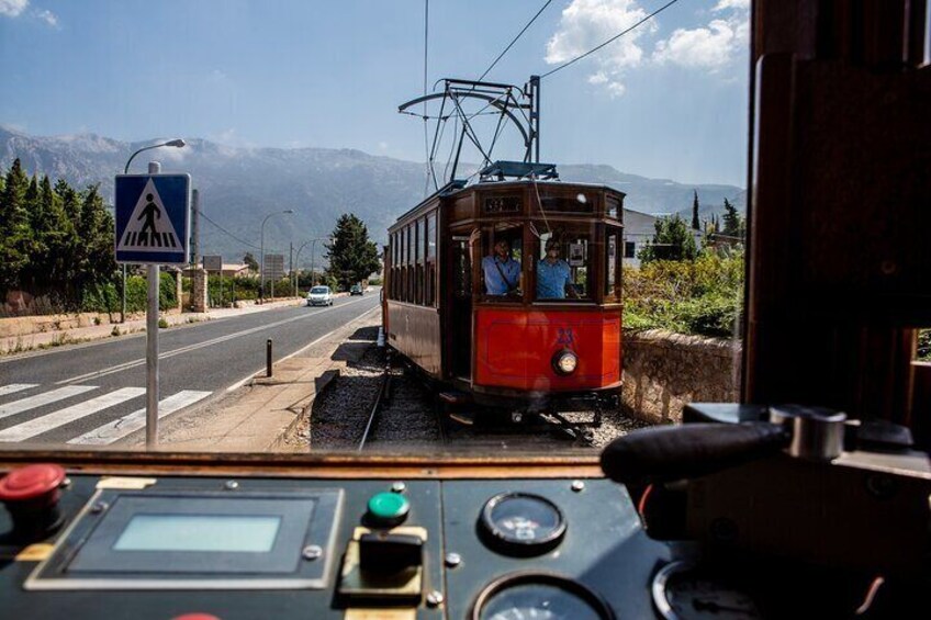 Mallorca in One Day Sightseeing Tour with Boat Ride and Vintage Train