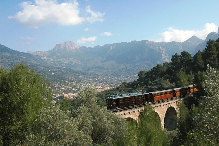 Mallorca in One Day Sightseeing Tour with Boat Ride and Vintage Train