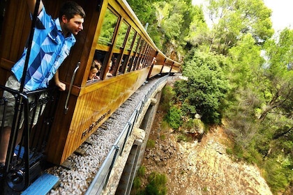 Maiorca in un tour turistico di un giorno con giro in barca e treno Vintage