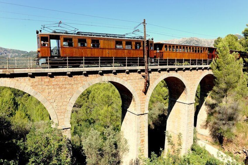 Mallorca in One Day Sightseeing Tour with Boat Ride and Vintage Train