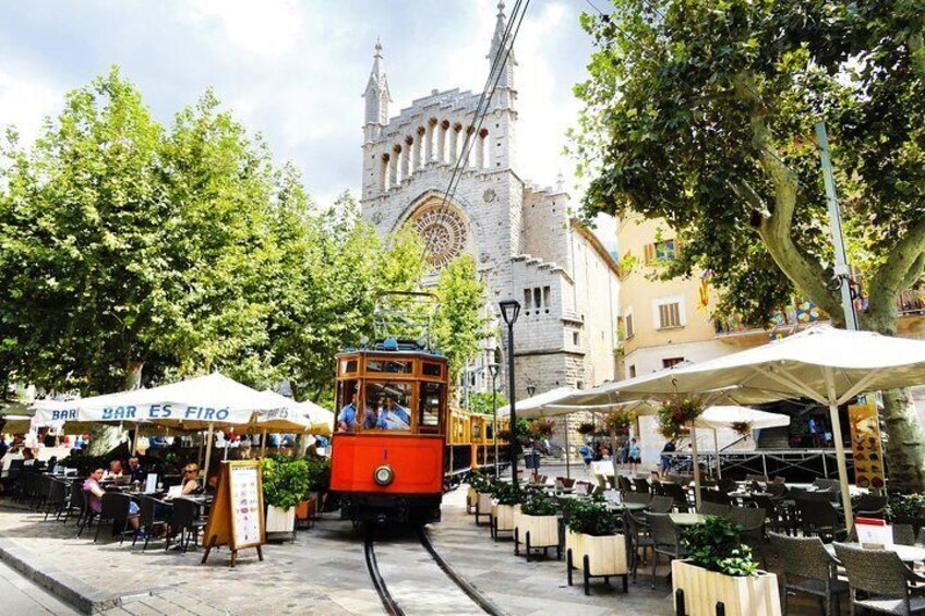 Mallorca in One Day Sightseeing Tour with Boat Ride and Vintage Train