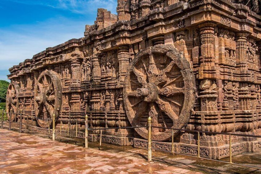 Full Day Tour of Konark Temple and Puri