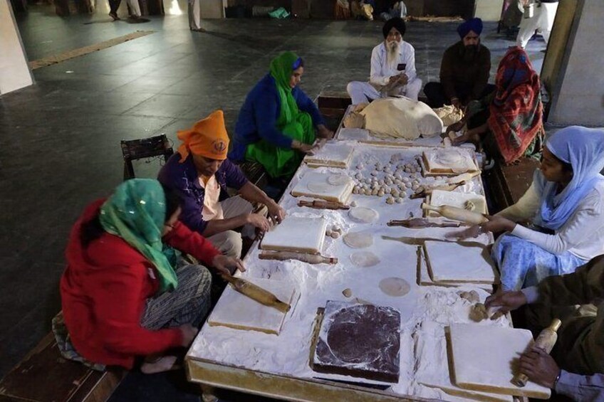 Golden Temple and Wagah Border Private Tour with Punjabi Lunch