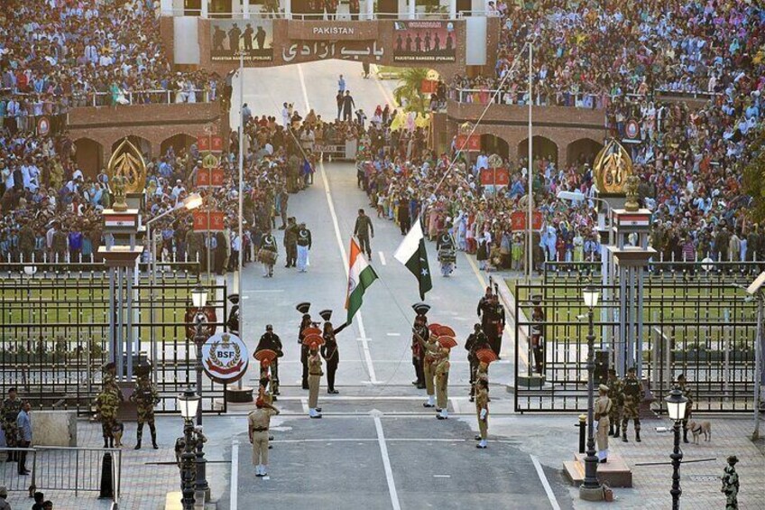 Golden Temple and Wagah Border Private Tour with Punjabi Lunch