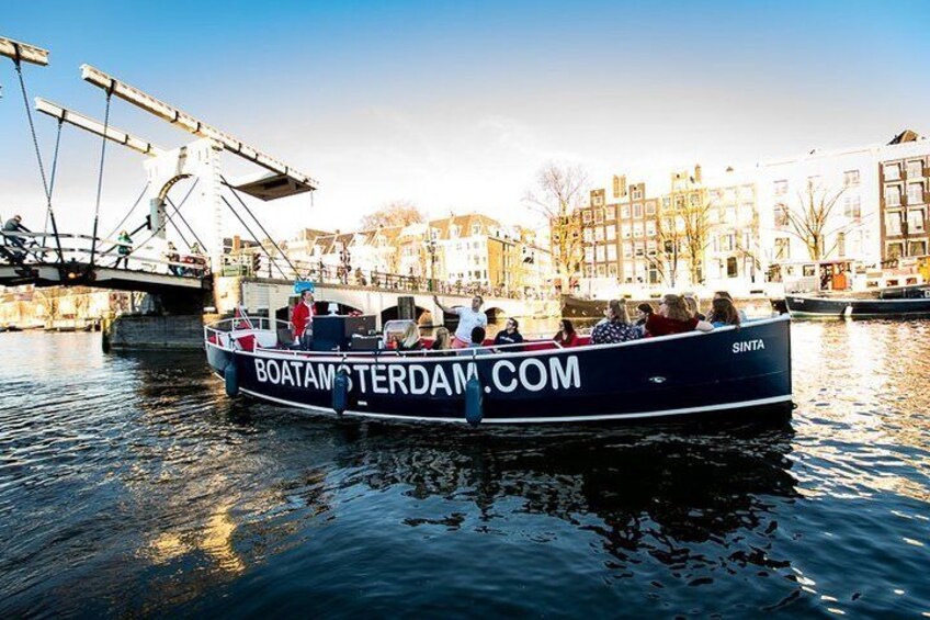Amsterdam Open Boat Tour With Live Guide and Unlimited Drinks 