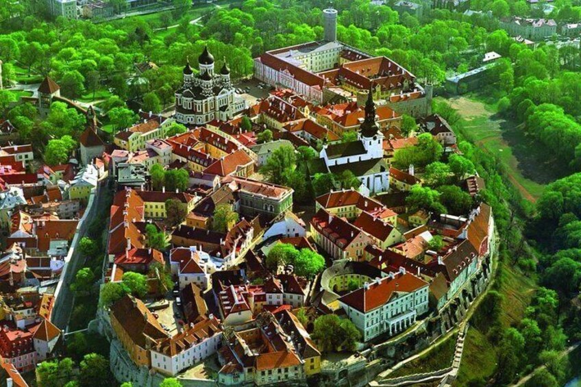 Tallinn Sightseeing Tour by Coach and Foot