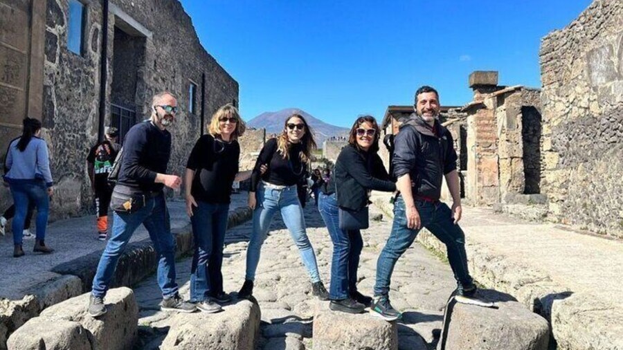 Rome to Pompeii Guided Tour with Wine & Lunch by High Speed Train