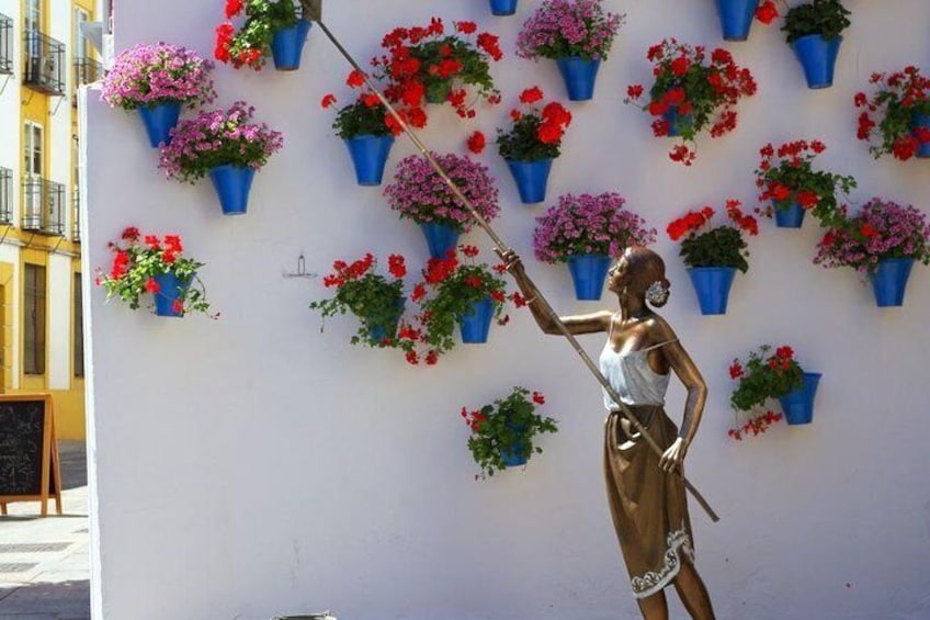 This sculpture shows the tradicional way to water the flowerpots. It is located in ''Puerta del Rincón''
