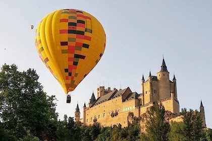 Paseo en globo aerostático sobre Toledo o Segovia con transporte opcional d...