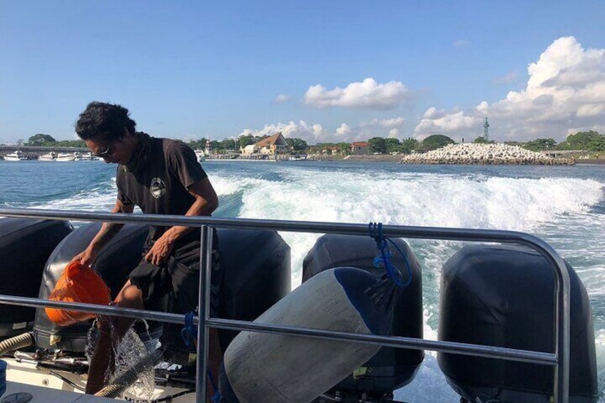 Engine speed boat to gili