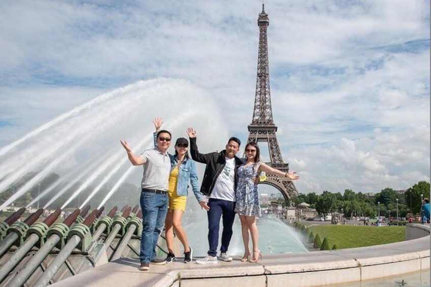 Create memorable professional photos with your friends on A Taste of Paris Paparazzi Photo tour!