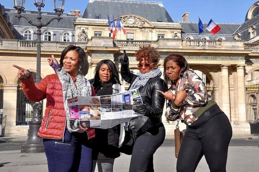 Create funny & memorable professional photos with your friends on A Taste of Paris Paparazzi Photo tour!