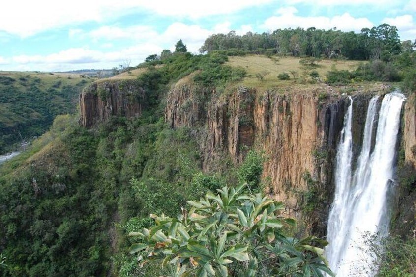 Drakensberg Mountain Range and Nelson Mandela Capture Site Day Tour from Durban