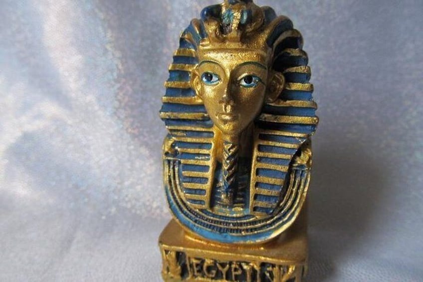 statur of king tut ankh amon