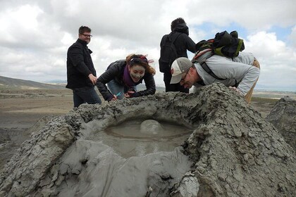 Gobustan & Mud Volcanoes, Fire Temple, Burning Mountain (ved TES Tour)