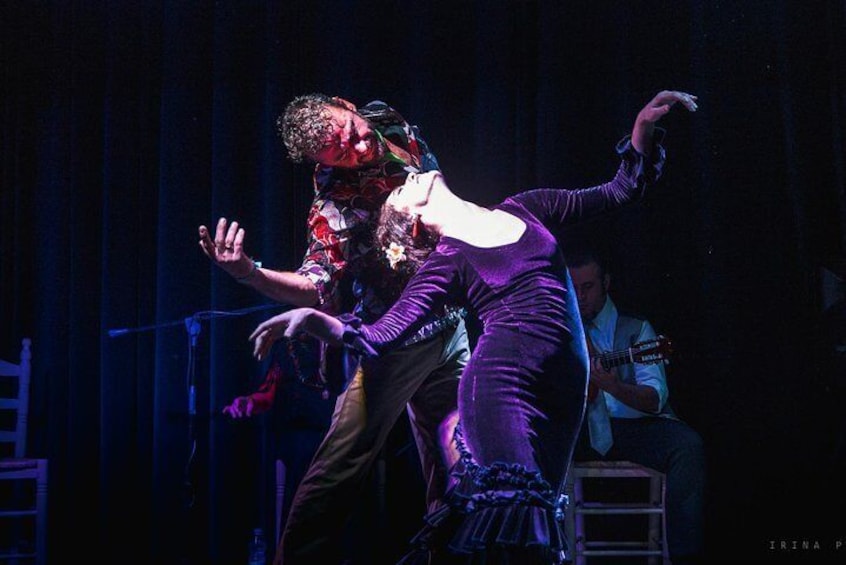 Sara Jiménez y Cristian Lozano bailando por sevillanas en el tablao flamenco “Orillas de Triana” 
Foto - Irina Palkina (c)