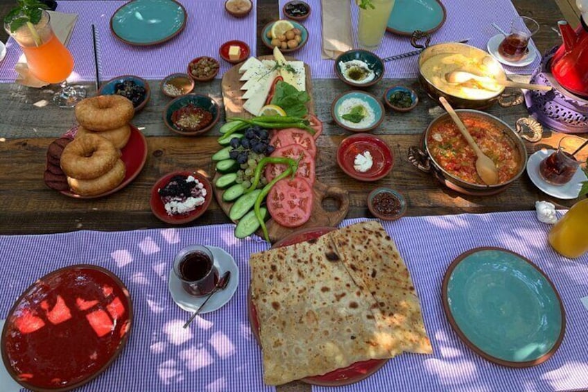 Join us to find the best traditional Turkish breakfast in Istanbul. 