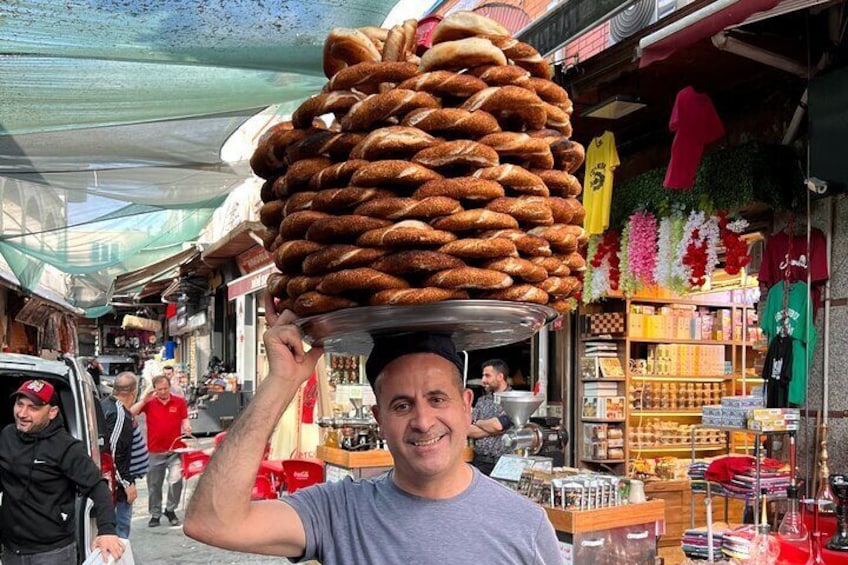 Do you like pretzels? If your answer is yes, we have crunchy simit in Istanbul. And of course, we have simit pretzels on our breakfast menu during the tour.
