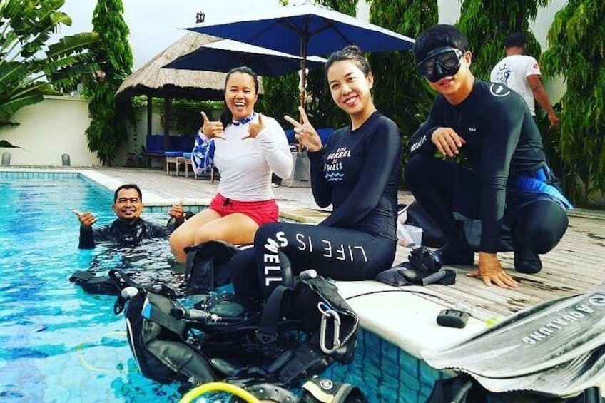 Discover Scuba Diving pool training before going out diving in Nusa Penida