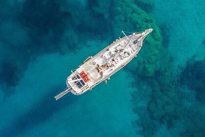 罗德岛独家游泳游船，提供希腊美食自助餐和饮料