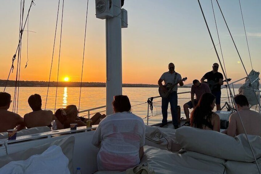 Romantika 3-Hour Sunset Dinner Cruise