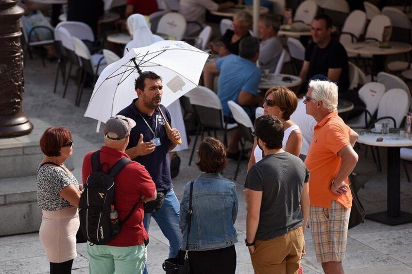 People`s square under the lamp post