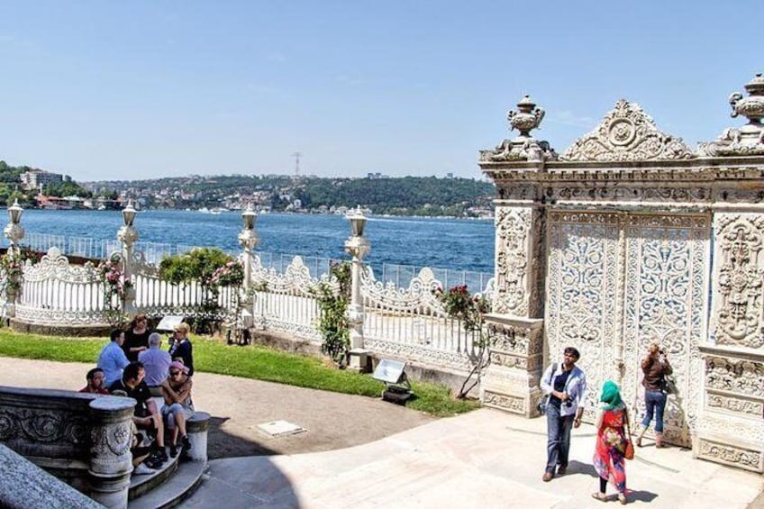 Dolmabahce Palace and Bosphorus Sightseeing Cruise with Küçüksu Palace