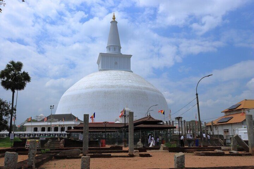 Ruwanweliseya At Anuradhapura, Sri Lanka