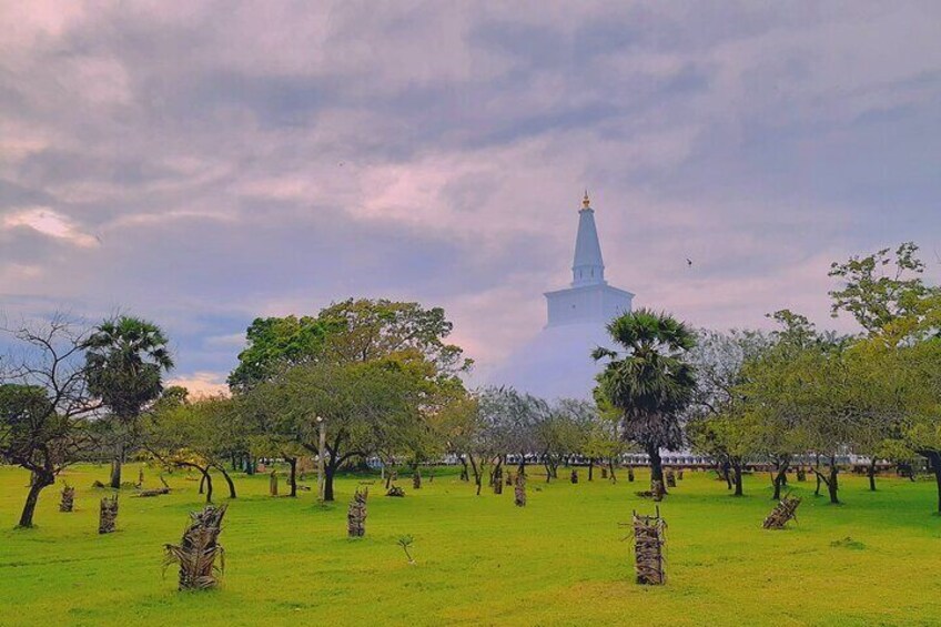 Ruwanweliseya At Anuradhapura, Sri Lanka