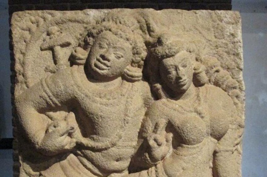 Lovers statue at Isurumuniya