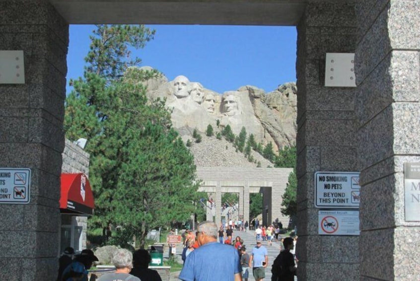 Mount Rushmore & Black Hills Tour + 2 meals & a Show