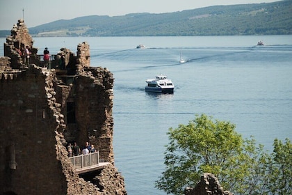 在卡利多尼安運河上遊覽，航行於尼斯湖之上並遠眺厄克特城堡