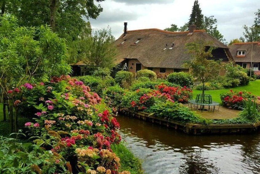 Giethoorn and windmills of Zaanse schans daytrip from Amsterdam