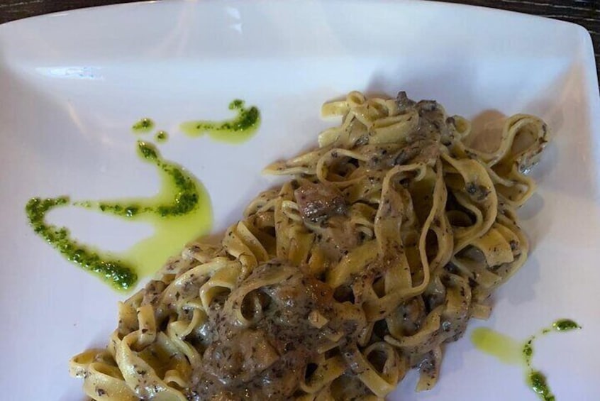Verona Food, Wine & legends with Lunch/sunset aperitif &cable car