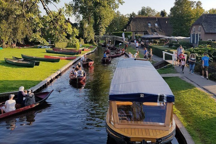 Giethoorn & Canal cruise ride: Private tour from Amsterdam